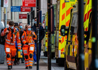 Covid-19 news: UK hospitals ‘like a war zone’ as deaths hit new record
