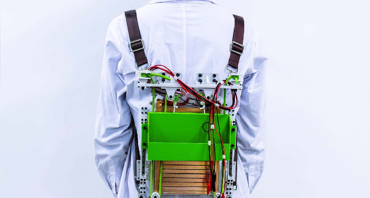 Bouncing backpack is easier to carry and generates electricity