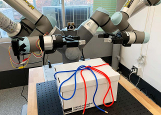 Robot learns to tie knots using only two fingers on each hand