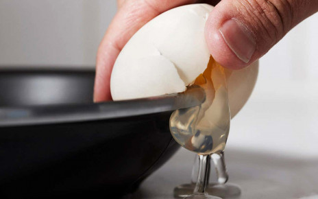 X-raying eggs while they cook reveals how egg white becomes solid