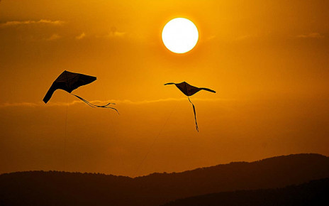 Enormous kites flown by robots could help power a Mars colony