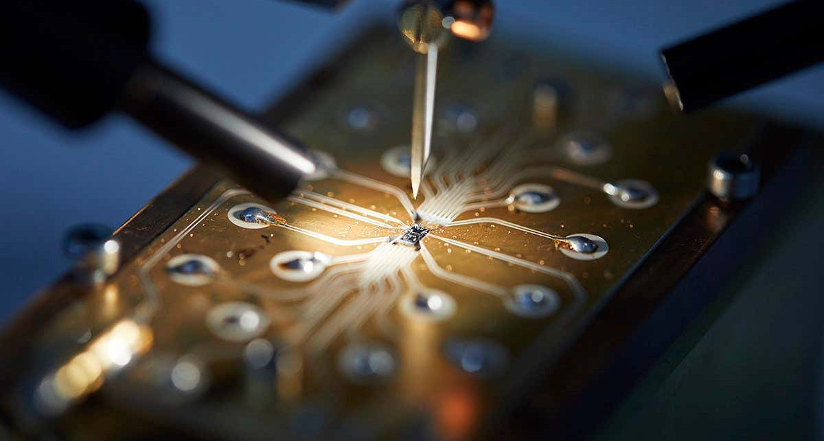 Using microwave beams could let quantum computers be small but mighty