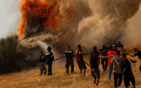 2GC5BGB Afidnes, Greek capital of Athens. 6th Aug, 2021. Firefighters and volunteers try to put out a fire in Afidnes, some 30 kilometers away from the Greek capital of Athens, on Aug. 6, 2021. Greek authorities said on Friday that three people have been arrested for suspected arson, as devastating wildfires continue to scorch thousands of hectares of forest land across the country.TO GO WITH &quot;Three arrested for suspected arson as wildfires rage in Greece&quot; Credit: Marios Lolos/Xinhua/Alamy Live News