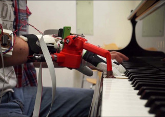 Pianists fitted with robotic thumb can learn to play with 11 digits