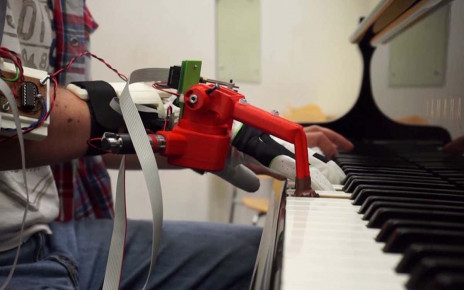 Pianists fitted with robotic thumb can learn to play with 11 digits