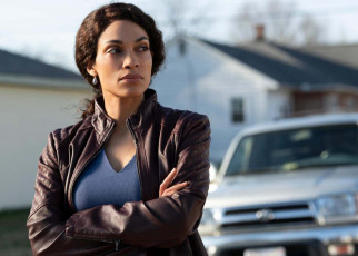 Dopesick -- &quot;The 5th Vital Sign&quot; - Episode 103 -- Doctor Finnix begins to taper Betsy off OxyContin, Bridget sees the toll the drug is taking on communities, Rick and Randy investigate the world of ???pain societies???, and with sales climbing, Richard Sackler makes bigger plans for his new drug. Bridget (Rosario Dawson), shown. (Photo by: Gene Page/Hulu)