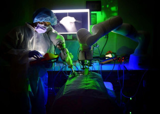 Robotic surgery: Robot repairs bowels of live pigs mostly autonomously