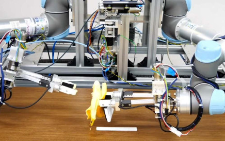 Robot can peel a banana thanks to machine learning