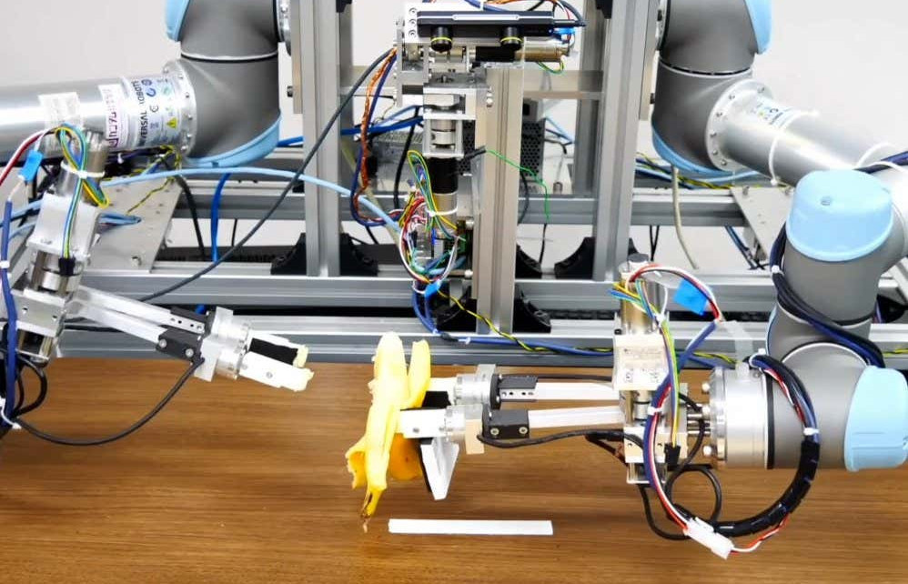 Robot can peel a banana thanks to machine learning