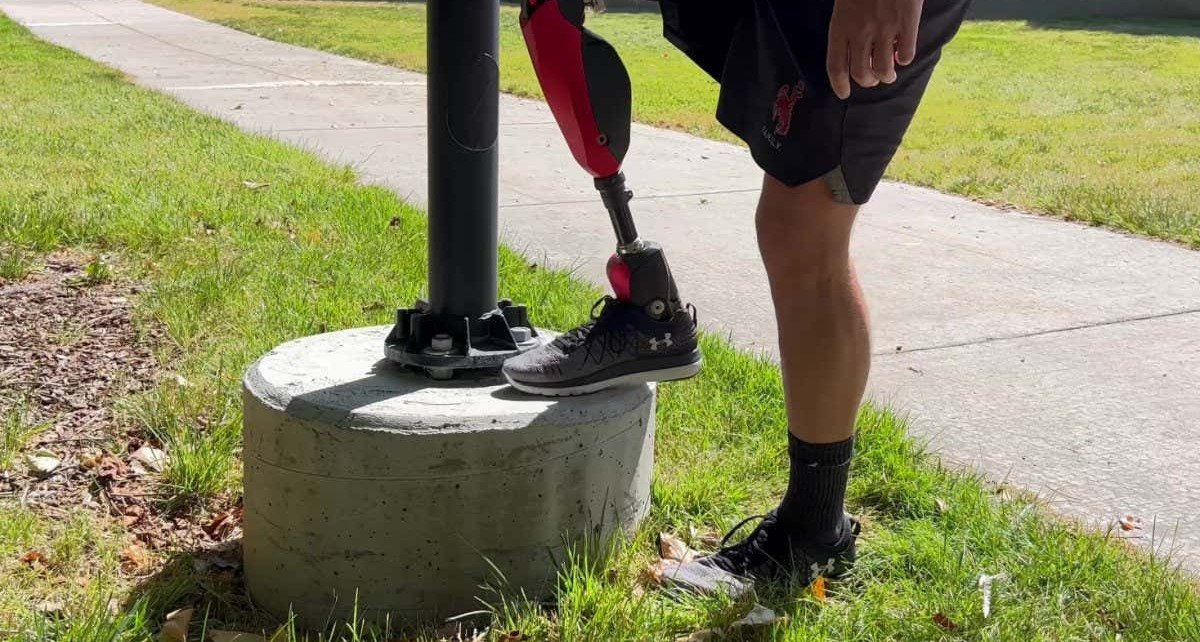 Prosthetic leg can 'change gears' to make going up stairs easier
