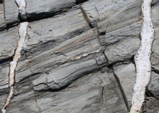 Oxygen on early Earth may have come from quartz crushed by earthquakes