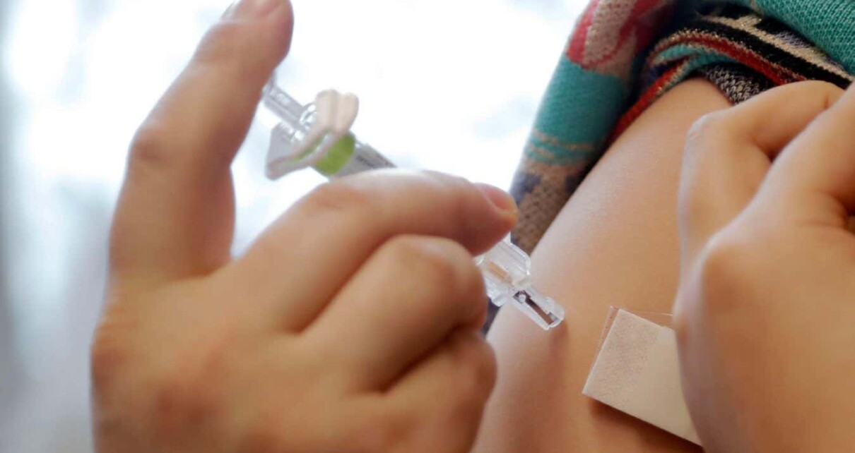 Should more countries vaccinate children against chickenpox?