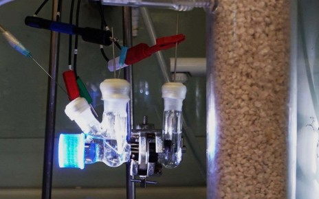 Solar-powered fuel cell recycles plastic waste and carbon dioxide