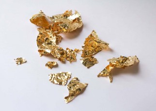 Gold flakes glow when they are bathed in light and now we know how