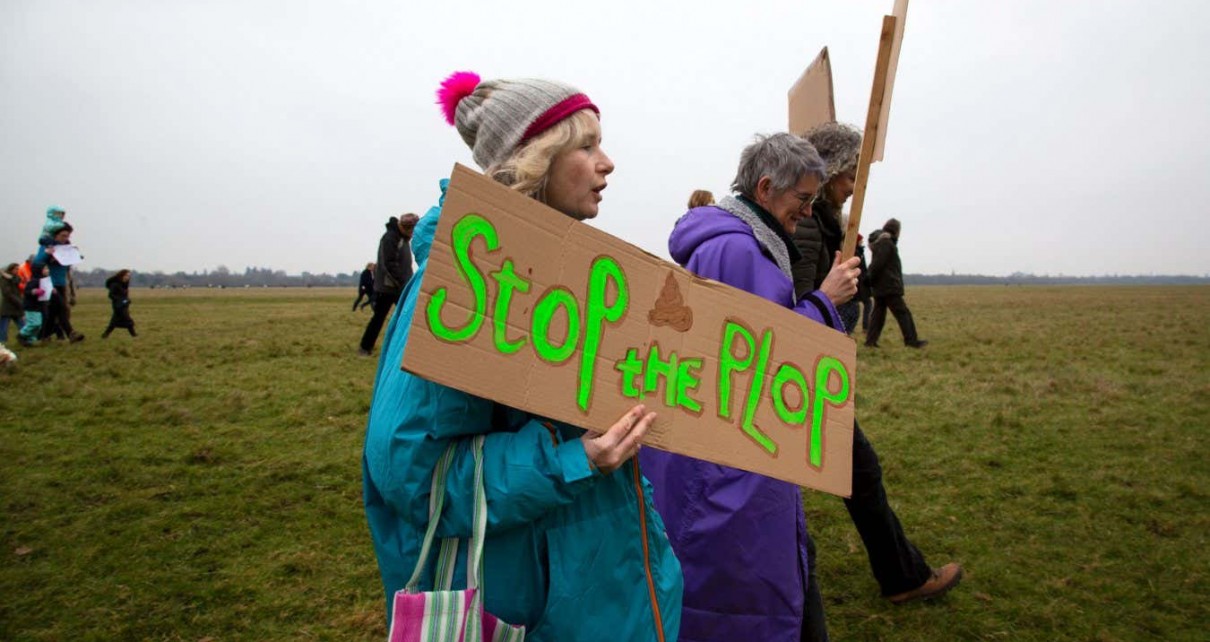 2HHFJTC Hundreds of people gather on Port Meadow, Oxford, to protest against sewage release into the River Thames.