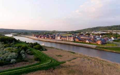 MXCB40 The newly created Peters Village, still under construction, on the bank of the Medway in Kent, England