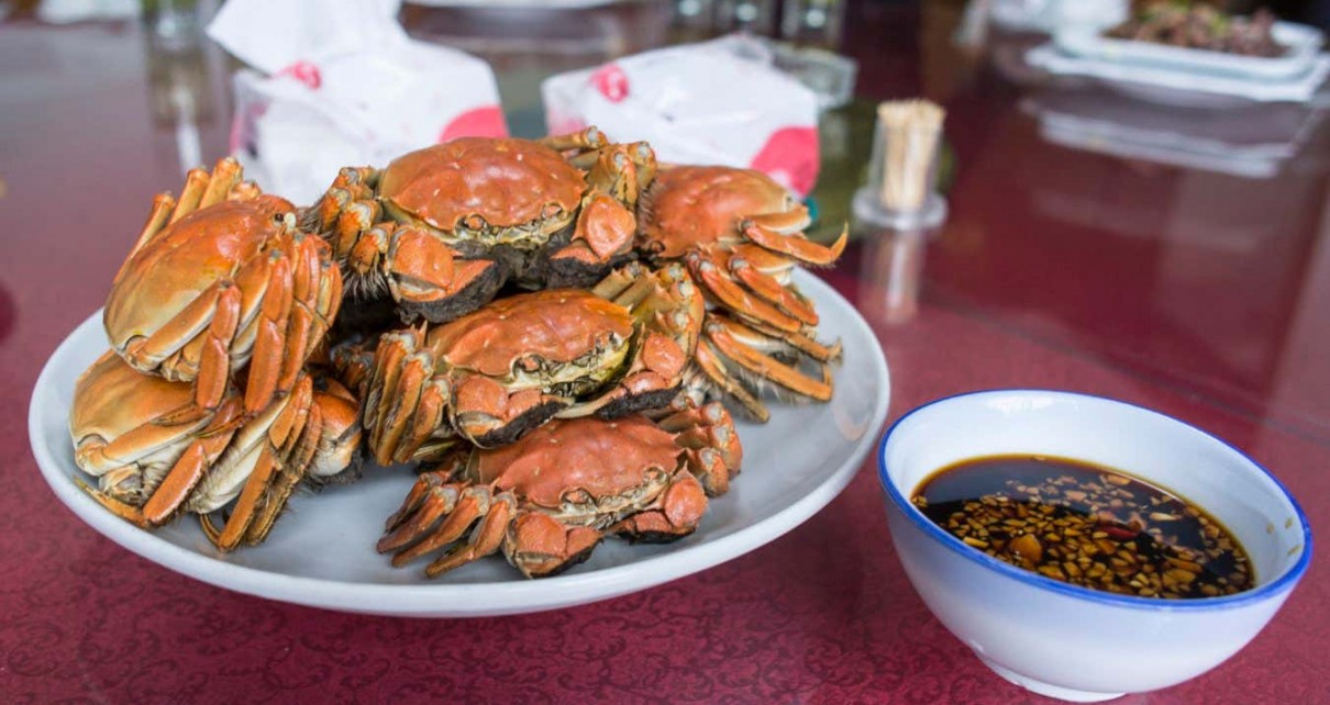 Cooked Chinese mitten crabs piled up on a plate
