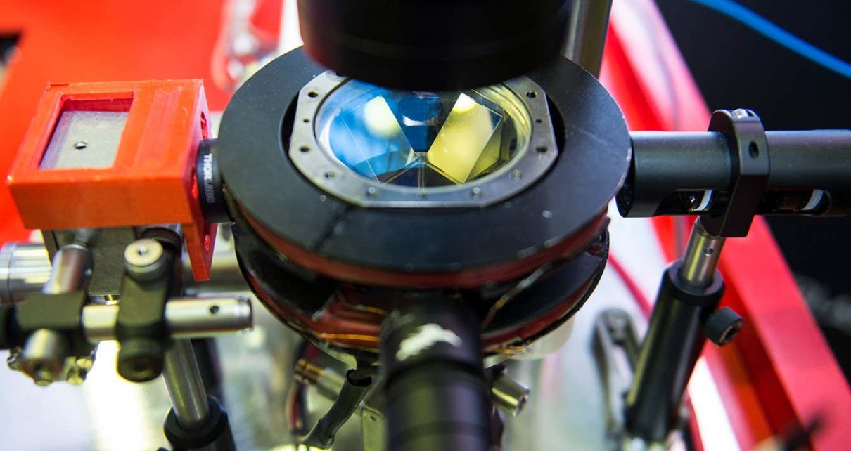Six laser beams cool and trap atoms before sending them into the interferometer