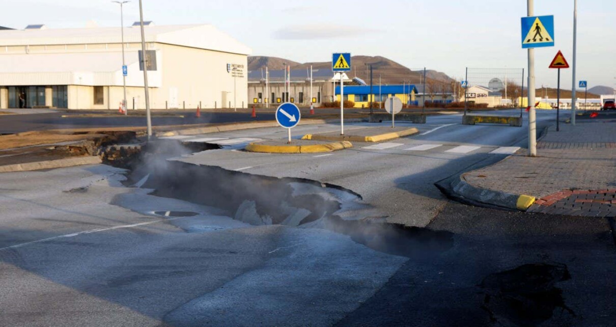 Iceland volcano: 15km magma tunnel under town threatens to erupt