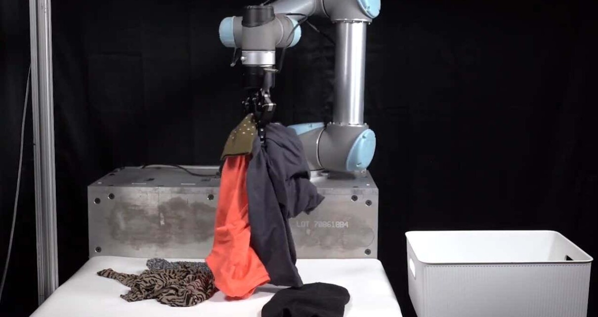 This robot can manage to pick up several items of clothing at once