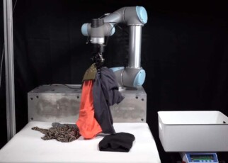 This robot can manage to pick up several items of clothing at once