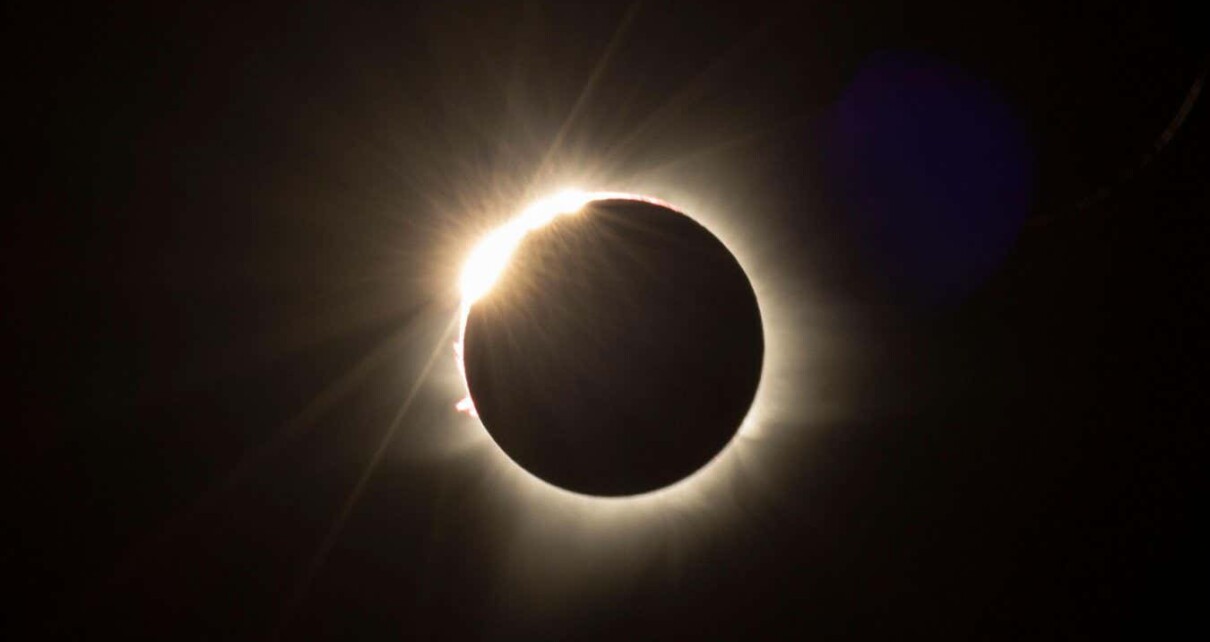 2R2JHWA Diamon ring during the 2023 Australian total solar eclipse in Exmouth