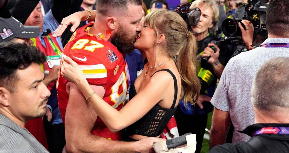 2WHYG59 Taylor Swift kisses Kansas City Chiefs tight end Travis Kelce after the NFL Super Bowl 58 football game against the San Francisco 49ers, Sunday, Feb. 11, 2024, in Las Vegas. The Chiefs won 25-22. (AP Photo/John Locher)