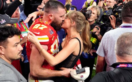 2WHYG59 Taylor Swift kisses Kansas City Chiefs tight end Travis Kelce after the NFL Super Bowl 58 football game against the San Francisco 49ers, Sunday, Feb. 11, 2024, in Las Vegas. The Chiefs won 25-22. (AP Photo/John Locher)