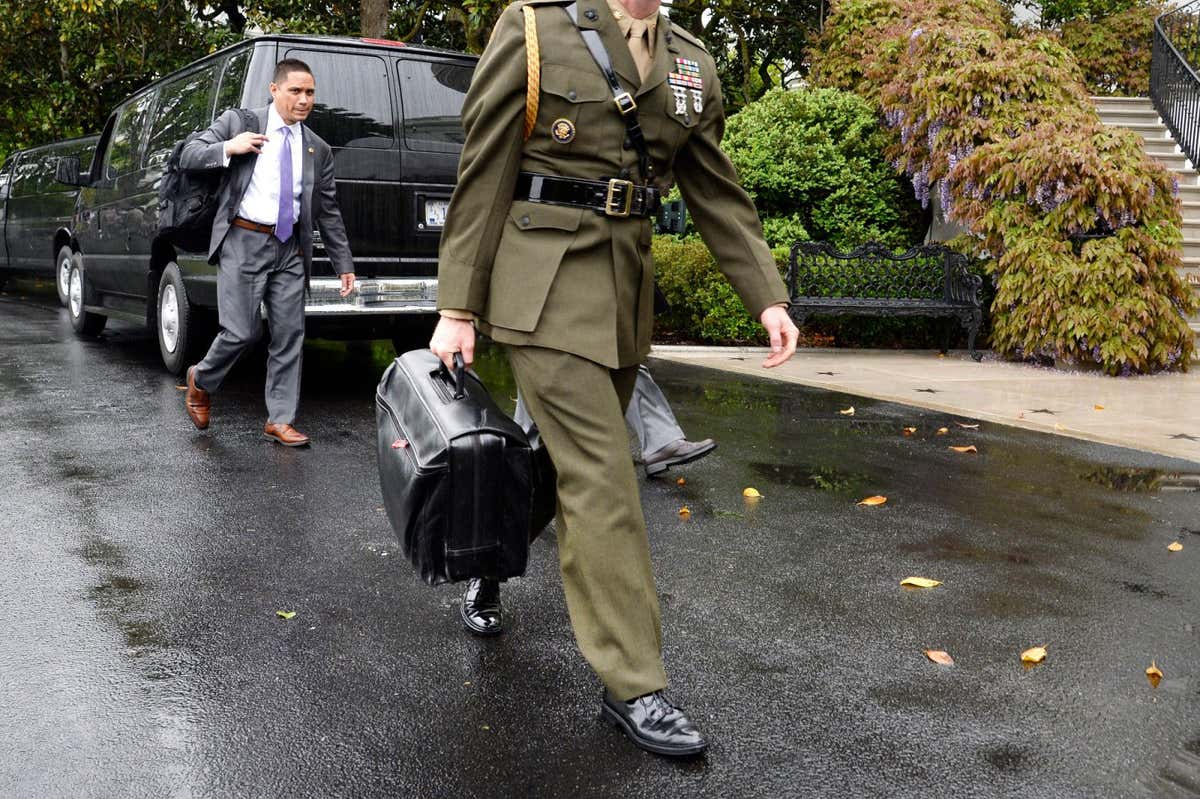 J27FKX Washington, DC, USA. 25th Apr, 2017. A military aide carries the "nuclear football" on the South Lawn of the White House in Washington, DC, on April 25, 2017. Credit: Olivier Douliery/Pool via CNP - NO WIRE SERVICE- Photo: Olivier Douliery/Consolidated News Photos/Olivier Douliery - Pool via CNP/dpa/Alamy Live News