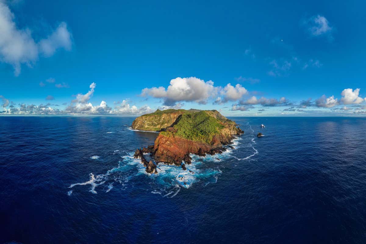 2PMHEF7 Panoramic aerial of Pitcairn island, British Overseas Territory, South Pacific, Pacific