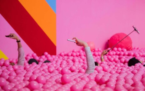 PPN7WJ Cologne, Germany. 27th Sep 2018. 27 September 2018, North Rhine-Westphalia, Cologne: Visitors to the Supercandy Pop-Up Museum make selfies in a ball bath. Until 30.12.2018 the 20 walk-in installations can be seen and experienced in the "Made-for-Instagram" exhibition in Cologne-Ehrenfeld. Photo: Rolf Vennenbernd/dpa Credit: dpa picture alliance/Alamy Live News